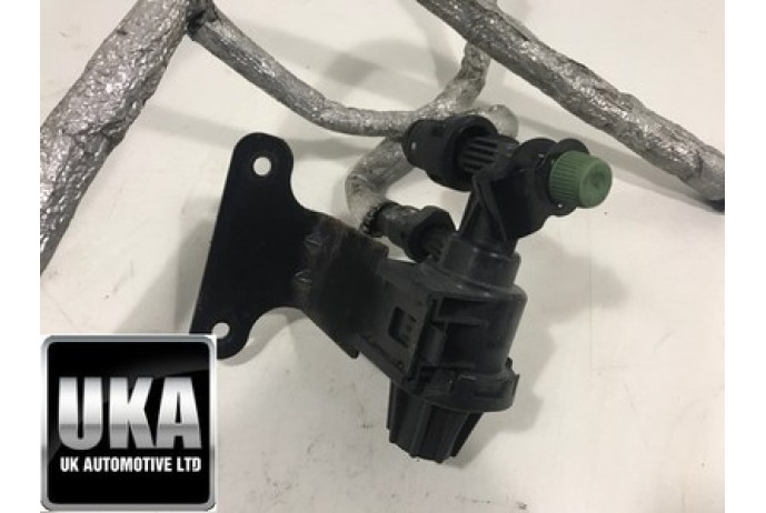 ASTON MARTIN DB9 6.0 V12 04 ON FUEL PIPE PIPEWORK BLEED VALVE RETURN / SUPPLY