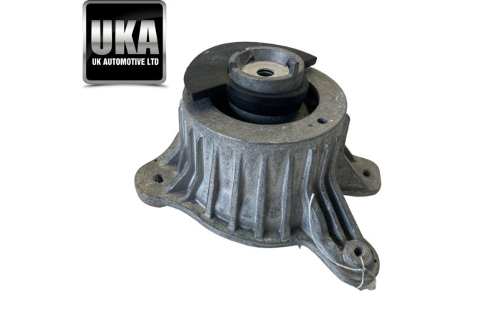 MOUNT A2052406717 MERCEDES C250 C250D 2.1 2017 RIGHT ENGINE RUBBER MOUNTING